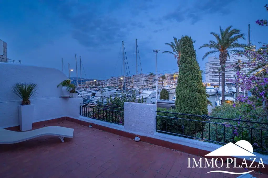 Beautiful charming house surrounded by canals in a quiet area and close to the center and the beach, mooring for sailboat
