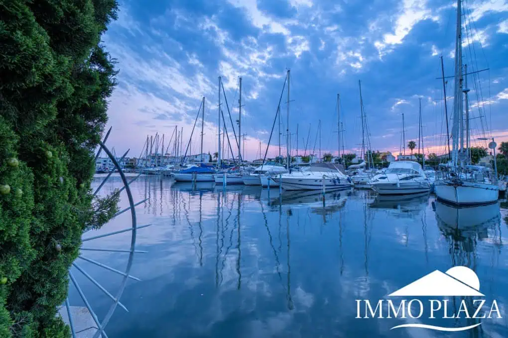 Beautiful charming house surrounded by canals in a quiet area and close to the center and the beach, mooring for sailboat