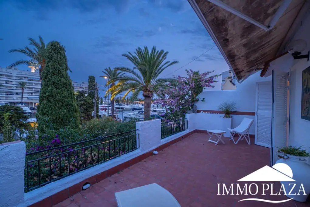 Beautiful charming house surrounded by canals in a quiet area and close to the center and the beach, mooring for sailboat
