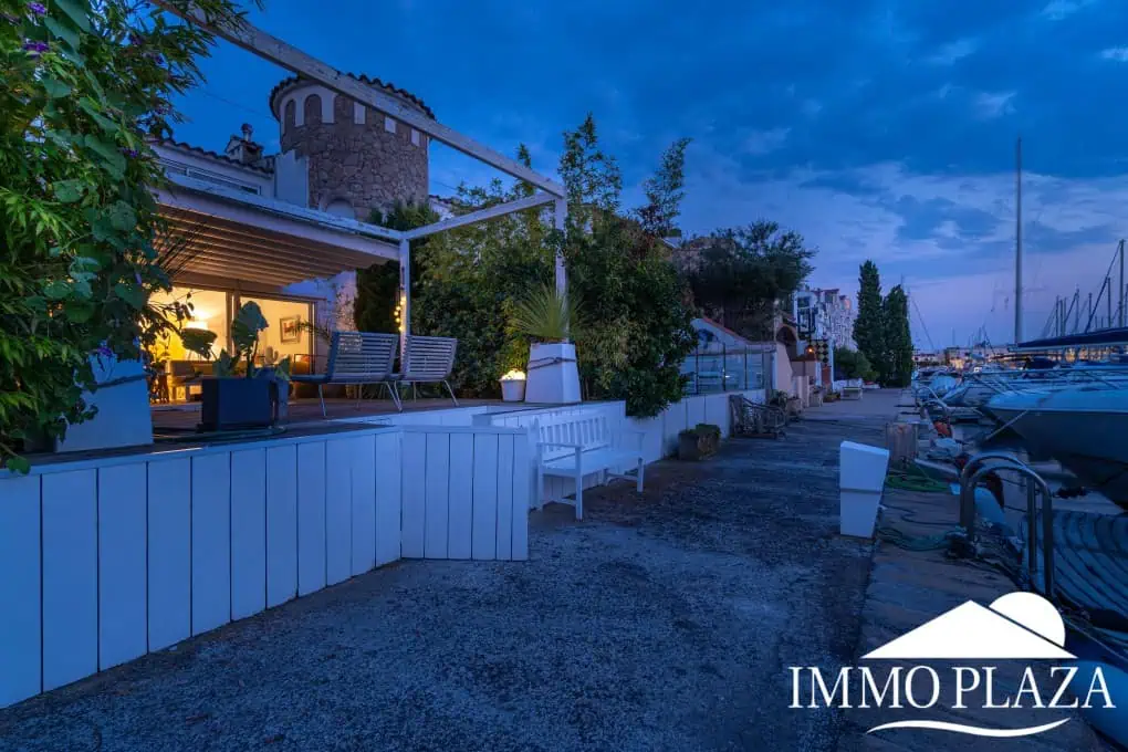 Beautiful charming house surrounded by canals in a quiet area and close to the center and the beach, mooring for sailboat