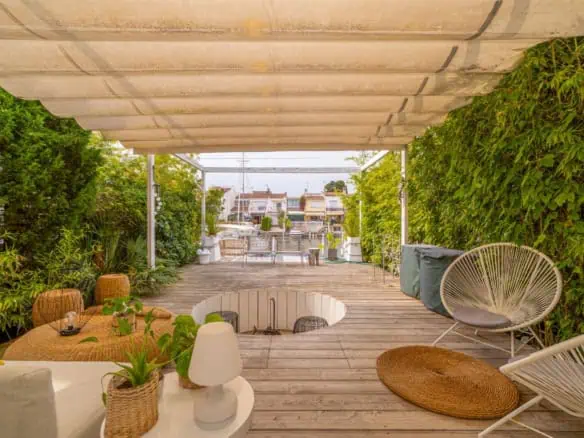 Beautiful charming house surrounded by canals in a quiet area and close to the center and the beach, mooring for sailboat