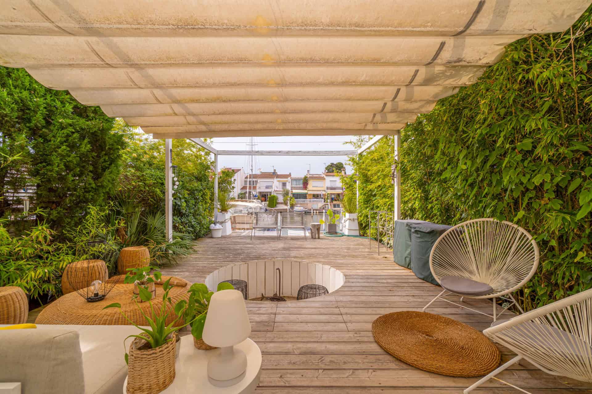 18112025151859_649 Beautiful charming house surrounded by canals in a quiet area and close to the center and the beach, mooring for sailboat