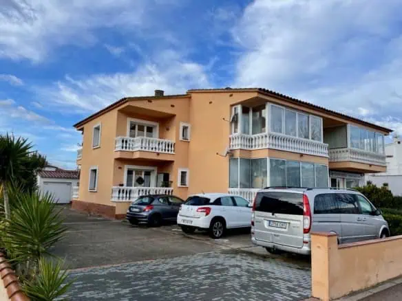 Beautiful ground floor apartment of 50m2 with private parking – 200m from Empuriabrava beach
