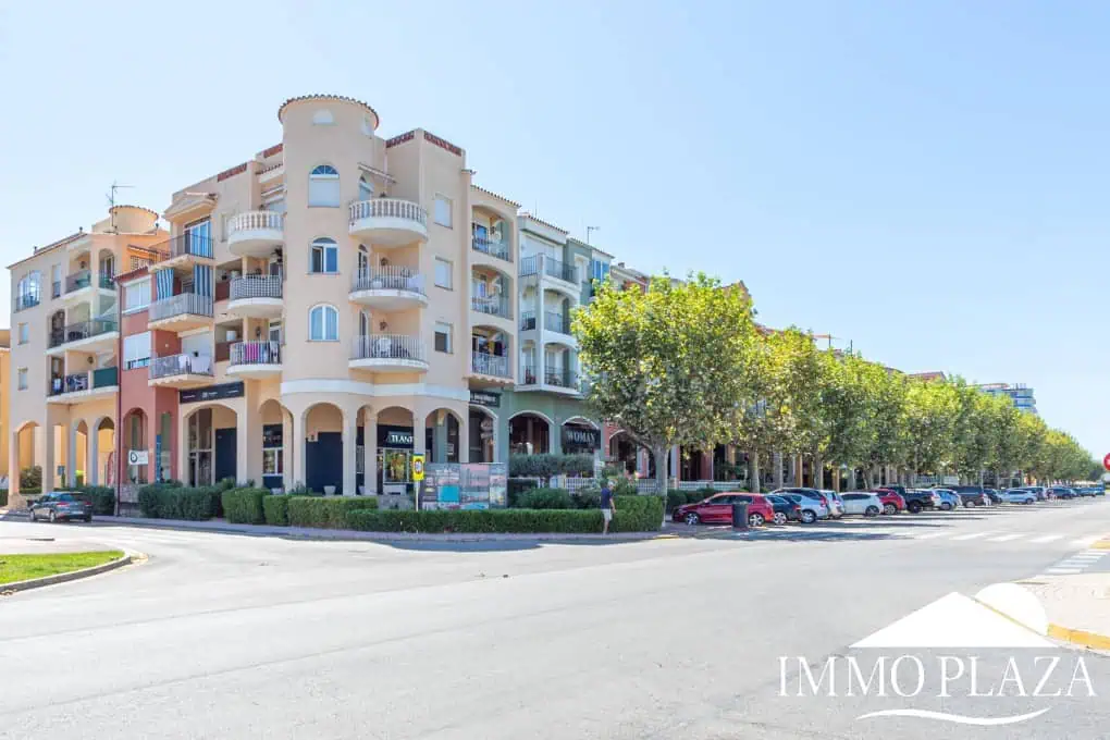 Appartement traversant à côté de la plage et le centre d’Empuriabrava, 2 chambres, 2 terrasses dont 1 vue sur la piscine communautaire