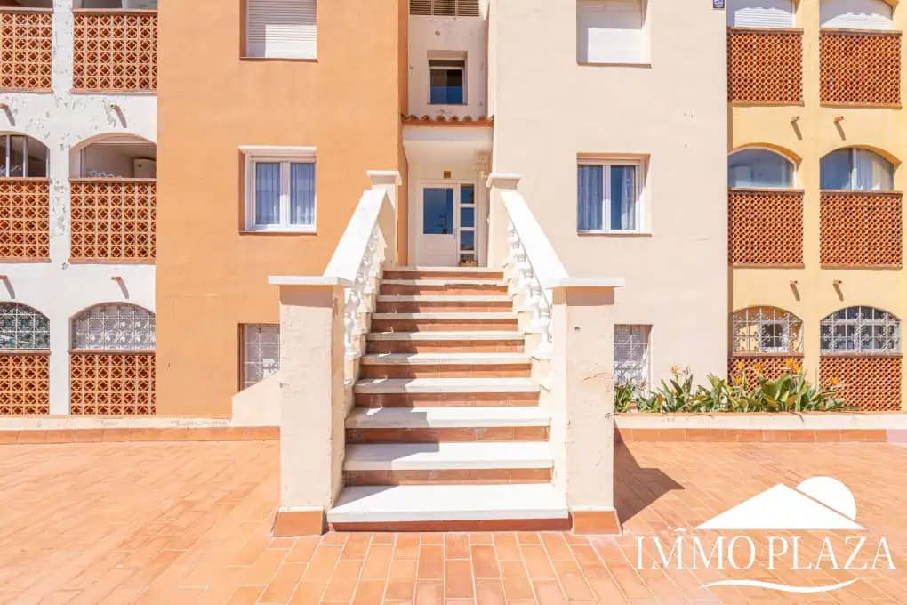 Appartement traversant à côté de la plage et le centre d’Empuriabrava, 2 chambres, 2 terrasses dont 1 vue sur la piscine communautaire