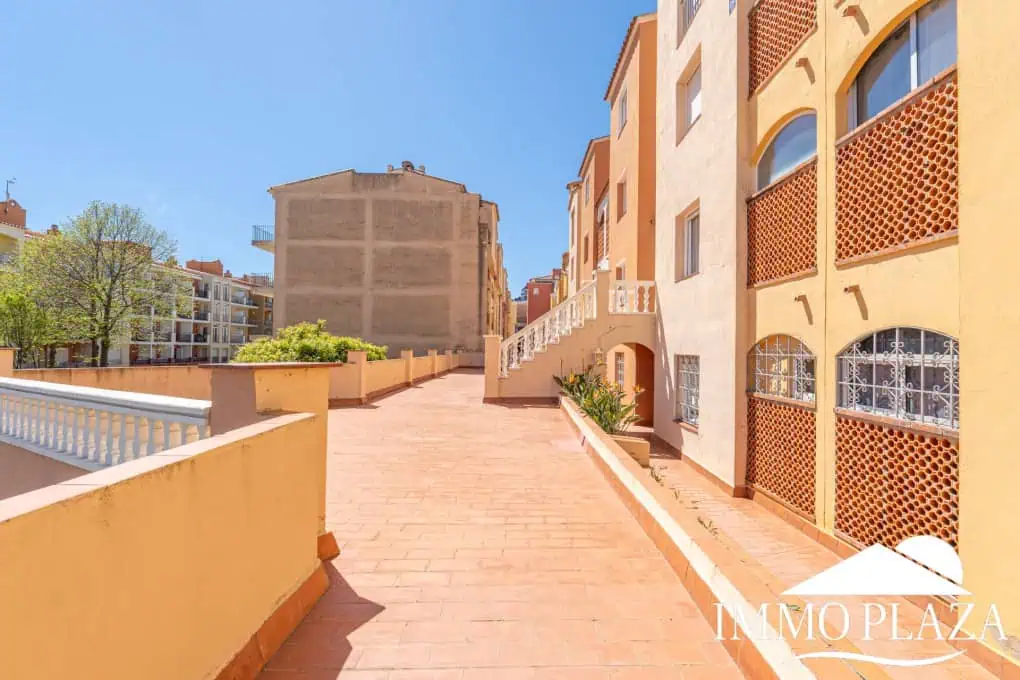 Appartement traversant à côté de la plage et le centre d’Empuriabrava, 2 chambres, 2 terrasses dont 1 vue sur la piscine communautaire