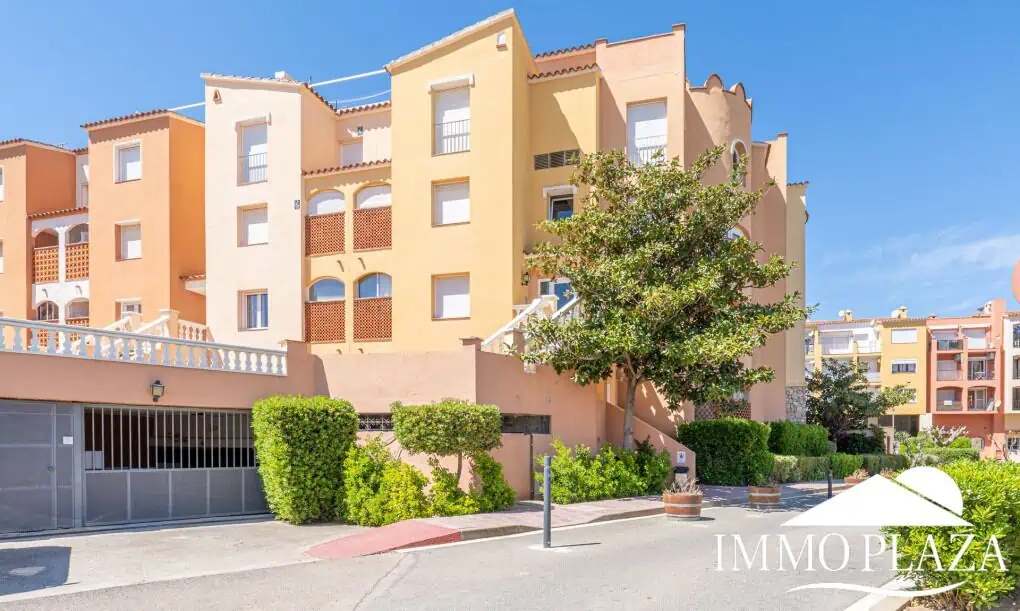 Appartement traversant à côté de la plage et le centre d’Empuriabrava, 2 chambres, 2 terrasses dont 1 vue sur la piscine communautaire