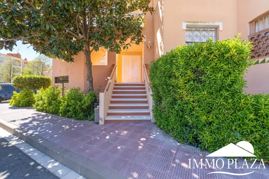 Appartement traversant à côté de la plage et le centre d’Empuriabrava, 2 chambres, 2 terrasses dont 1 vue sur la piscine communautaire