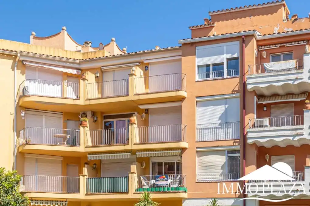 Appartement traversant à côté de la plage et le centre d’Empuriabrava, 2 chambres, 2 terrasses dont 1 vue sur la piscine communautaire