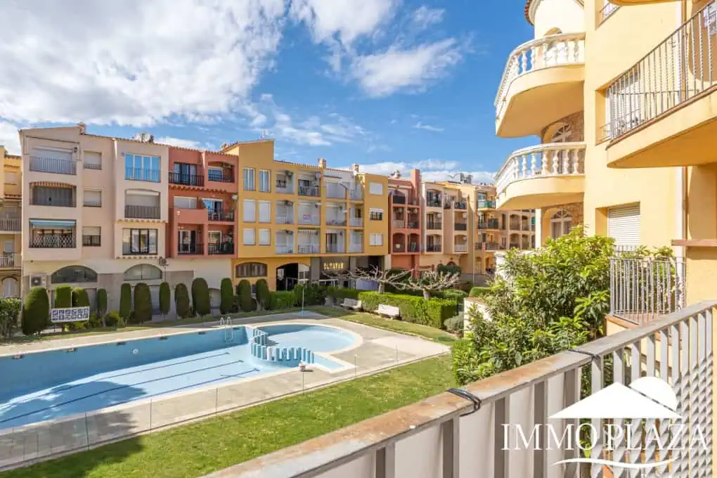 Appartement traversant à côté de la plage et le centre d’Empuriabrava, 2 chambres, 2 terrasses dont 1 vue sur la piscine communautaire