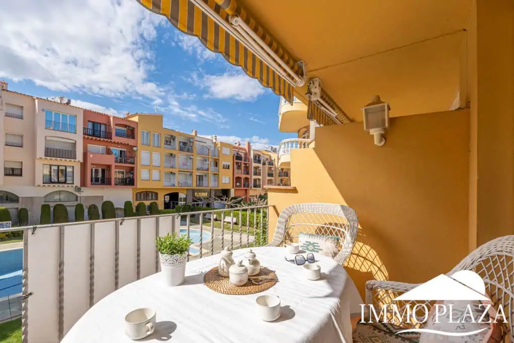 Appartement traversant à côté de la plage et le centre d’Empuriabrava, 2 chambres, 2 terrasses dont 1 vue sur la piscine communautaire
