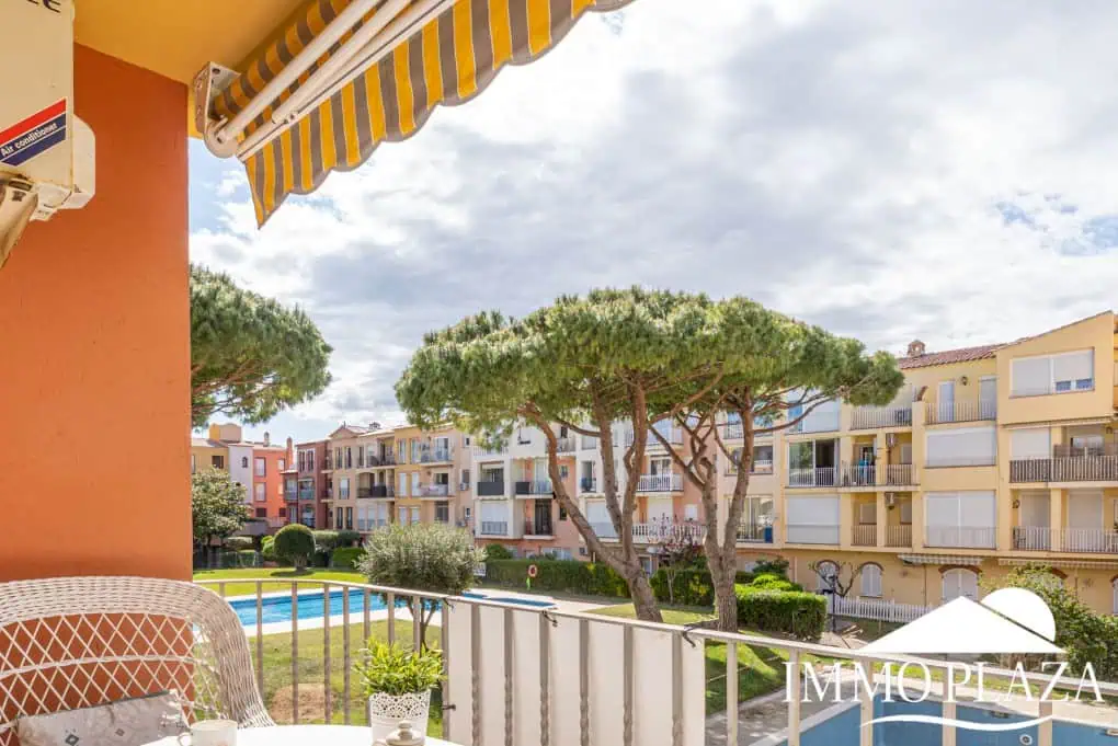 Appartement traversant à côté de la plage et le centre d’Empuriabrava, 2 chambres, 2 terrasses dont 1 vue sur la piscine communautaire
