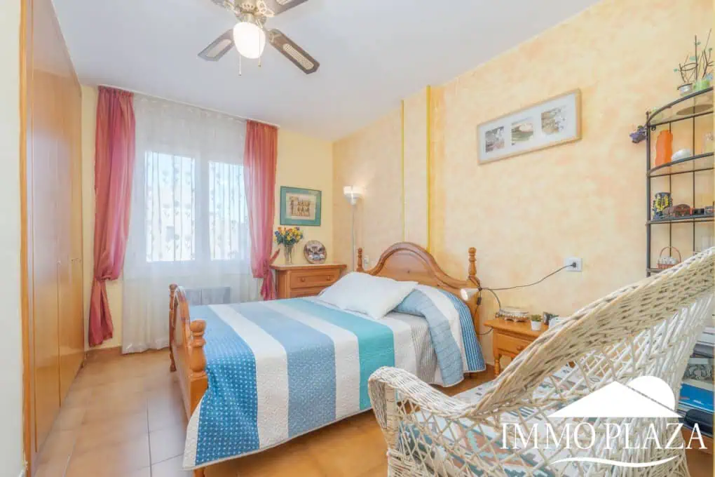 Appartement traversant à côté de la plage et le centre d’Empuriabrava, 2 chambres, 2 terrasses dont 1 vue sur la piscine communautaire
