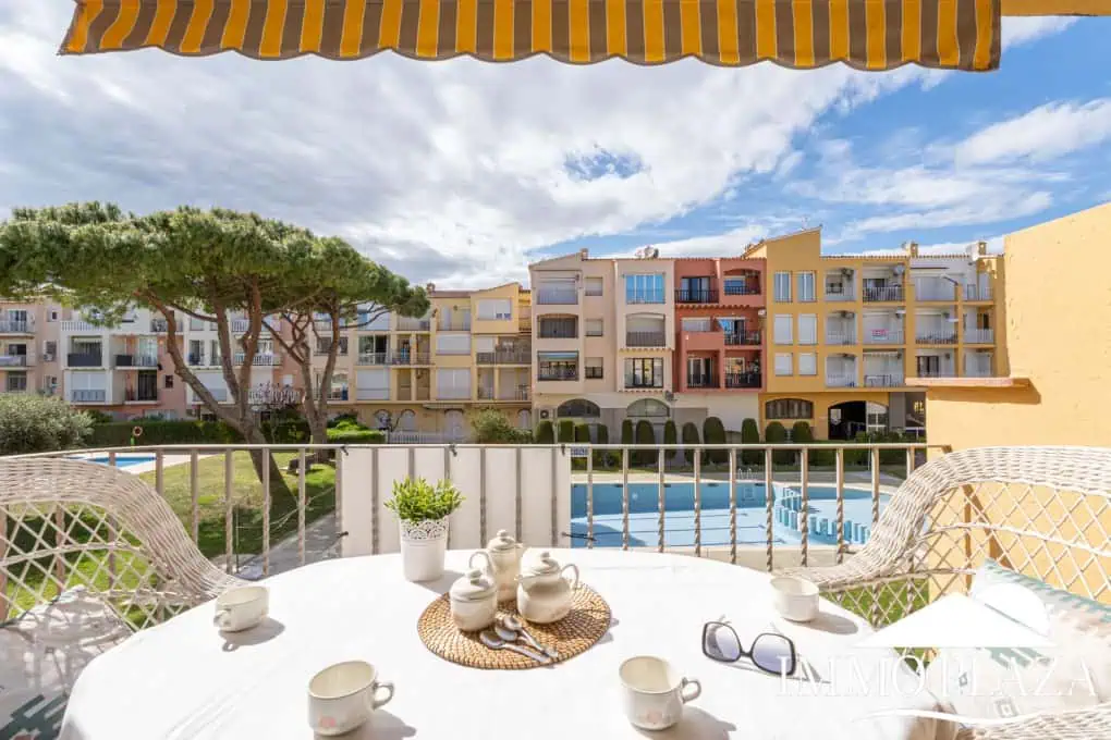 Appartement traversant à côté de la plage et le centre d’Empuriabrava, 2 chambres, 2 terrasses dont 1 vue sur la piscine communautaire