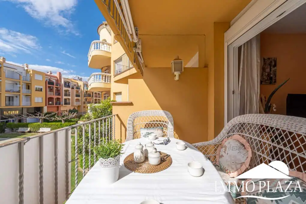 Appartement traversant à côté de la plage et le centre d’Empuriabrava, 2 chambres, 2 terrasses dont 1 vue sur la piscine communautaire
