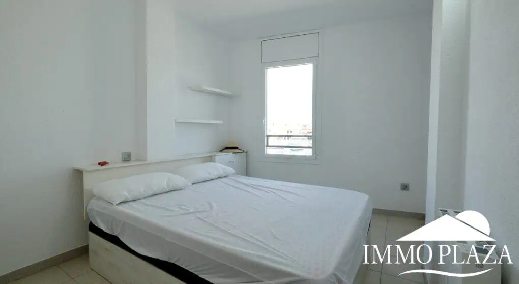 Spacieux appartement vue sur 2 ports et mer; 2 ch, 2 salles d’eau, terrasse: 15m2, parking + débarras privé