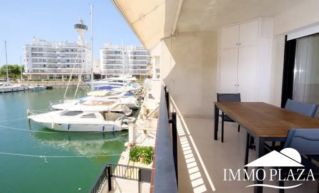 Spacieux appartement vue sur 2 ports et mer; 2 ch, 2 salles d’eau, terrasse: 15m2, parking + débarras privé
