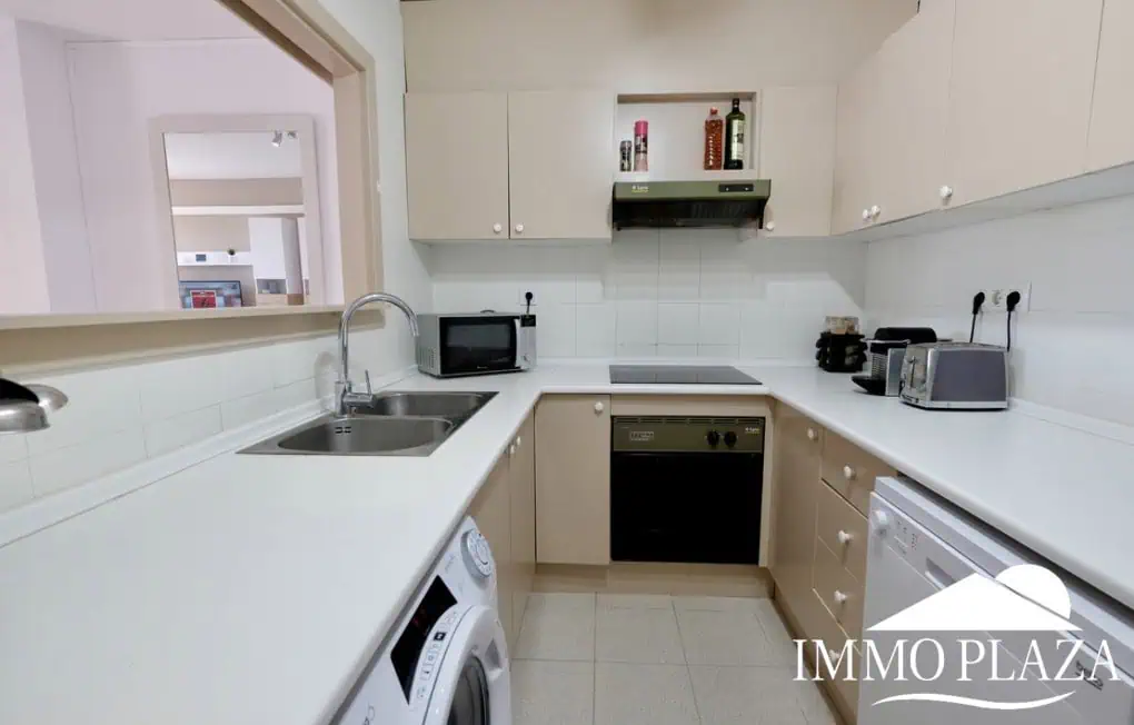Spacieux appartement vue sur 2 ports et mer; 2 ch, 2 salles d’eau, terrasse: 15m2, parking + débarras privé
