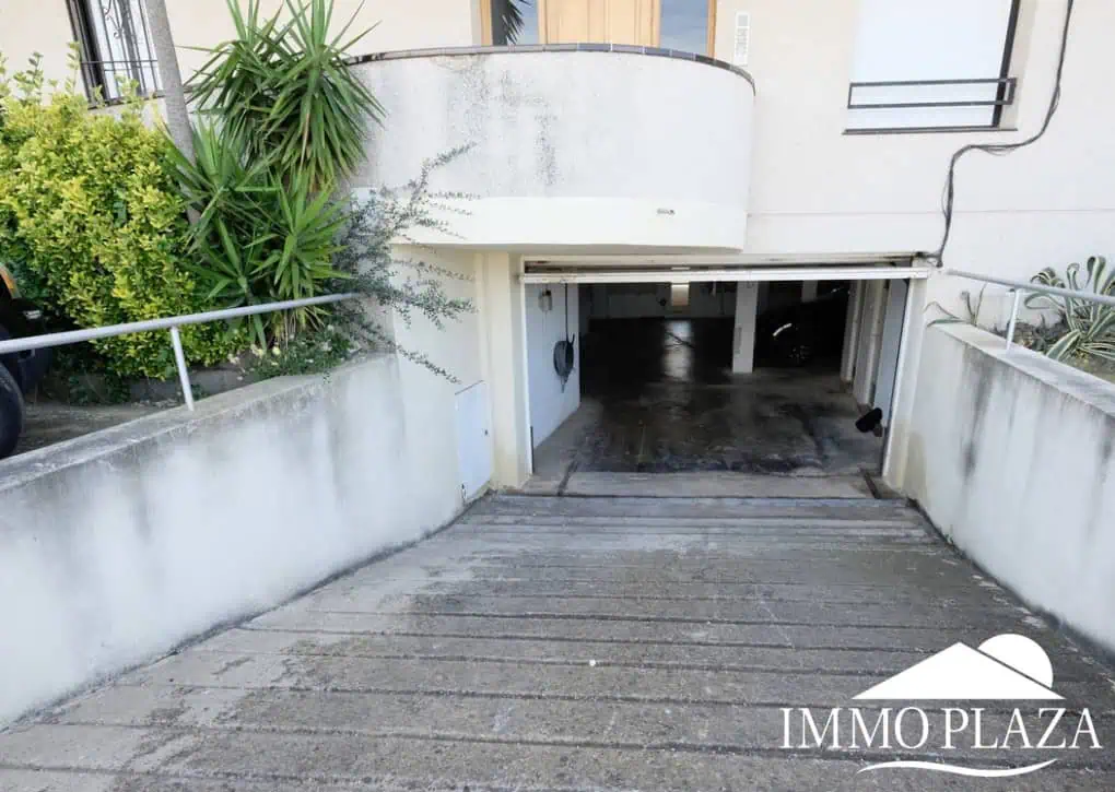 Spacieux appartement vue sur 2 ports et mer; 2 ch, 2 salles d’eau, terrasse: 15m2, parking + débarras privé