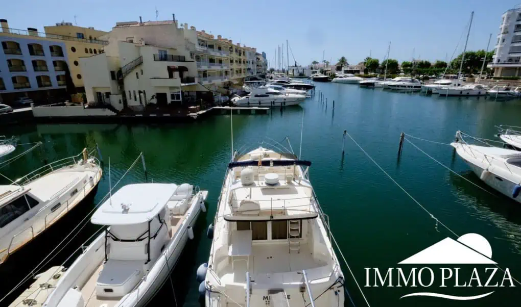 Spacieux appartement vue sur 2 ports et mer; 2 ch, 2 salles d’eau, terrasse: 15m2, parking + débarras privé
