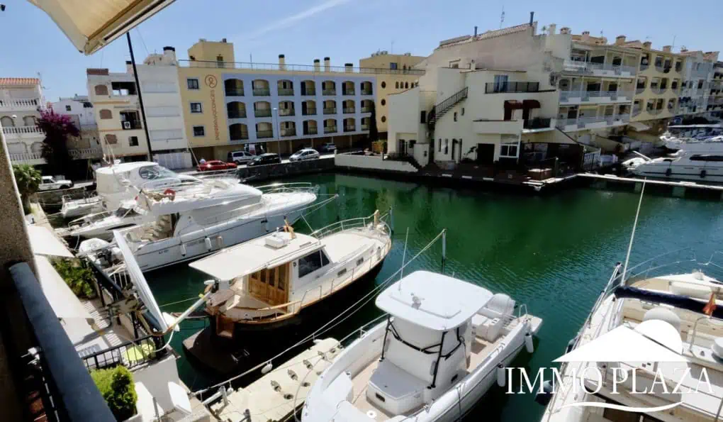 Spacieux appartement vue sur 2 ports et mer; 2 ch, 2 salles d’eau, terrasse: 15m2, parking + débarras privé