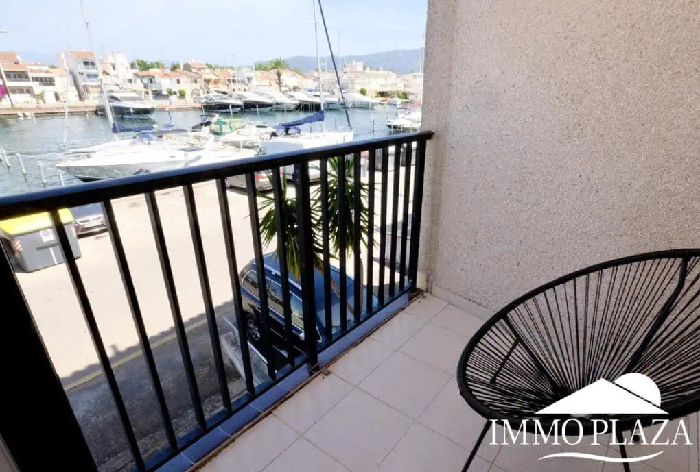 Spacieux appartement vue sur 2 ports et mer; 2 ch, 2 salles d’eau, terrasse: 15m2, parking + débarras privé