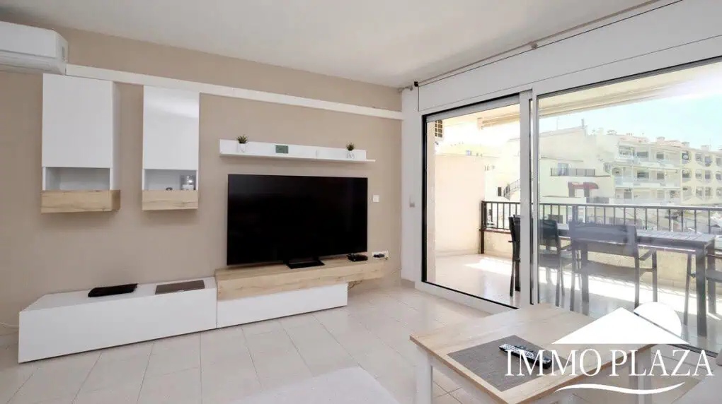Spacieux appartement vue sur 2 ports et mer; 2 ch, 2 salles d’eau, terrasse: 15m2, parking + débarras privé