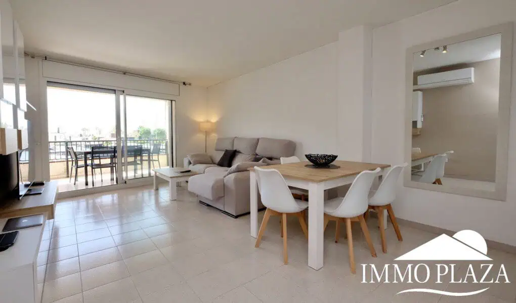 Spacieux appartement vue sur 2 ports et mer; 2 ch, 2 salles d’eau, terrasse: 15m2, parking + débarras privé