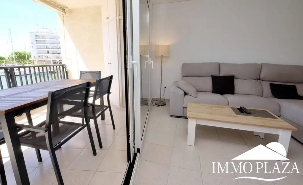 Spacieux appartement vue sur 2 ports et mer; 2 ch, 2 salles d’eau, terrasse: 15m2, parking + débarras privé