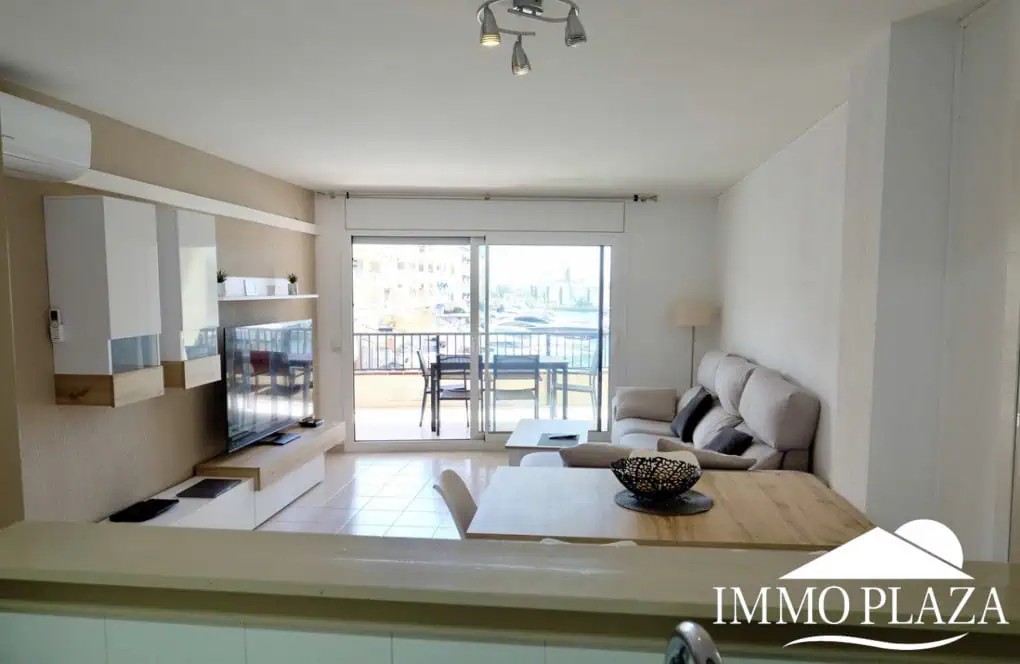 Spacieux appartement vue sur 2 ports et mer; 2 ch, 2 salles d’eau, terrasse: 15m2, parking + débarras privé