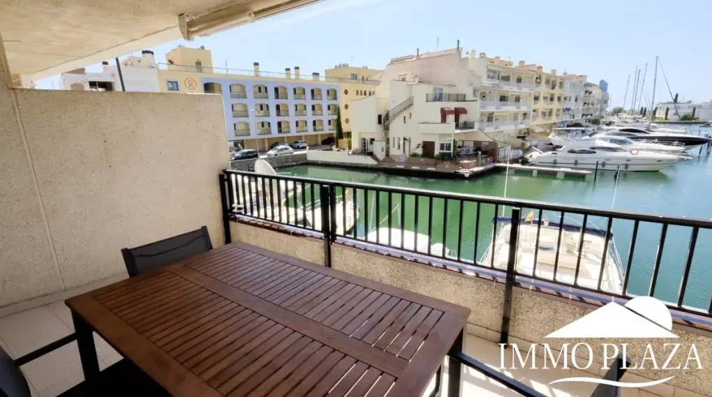 Spacieux appartement vue sur 2 ports et mer; 2 ch, 2 salles d’eau, terrasse: 15m2, parking + débarras privé