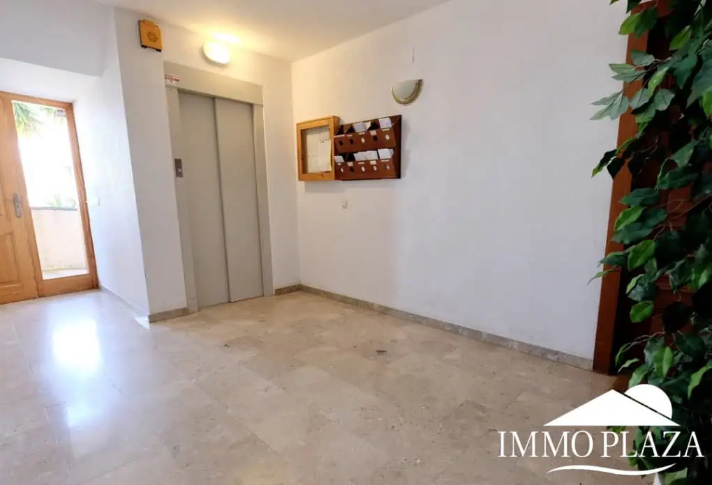 Spacieux appartement vue sur 2 ports et mer; 2 ch, 2 salles d’eau, terrasse: 15m2, parking + débarras privé