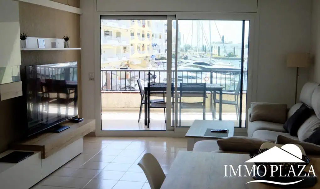 Spacieux appartement vue sur 2 ports et mer; 2 ch, 2 salles d’eau, terrasse: 15m2, parking + débarras privé