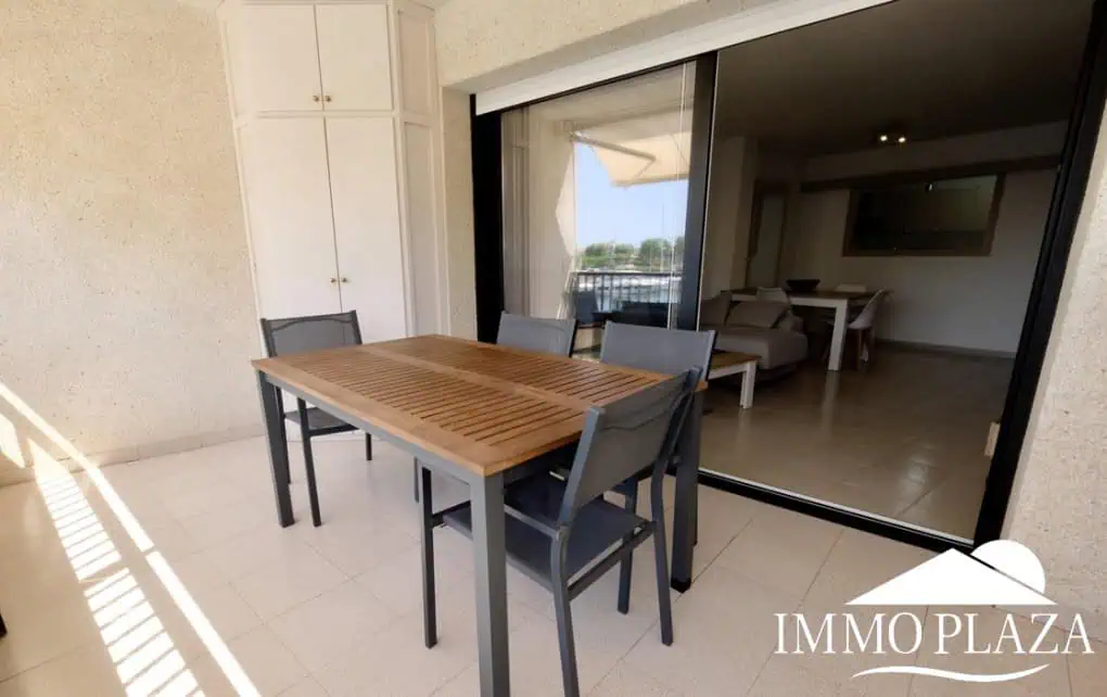 Spacieux appartement vue sur 2 ports et mer; 2 ch, 2 salles d’eau, terrasse: 15m2, parking + débarras privé