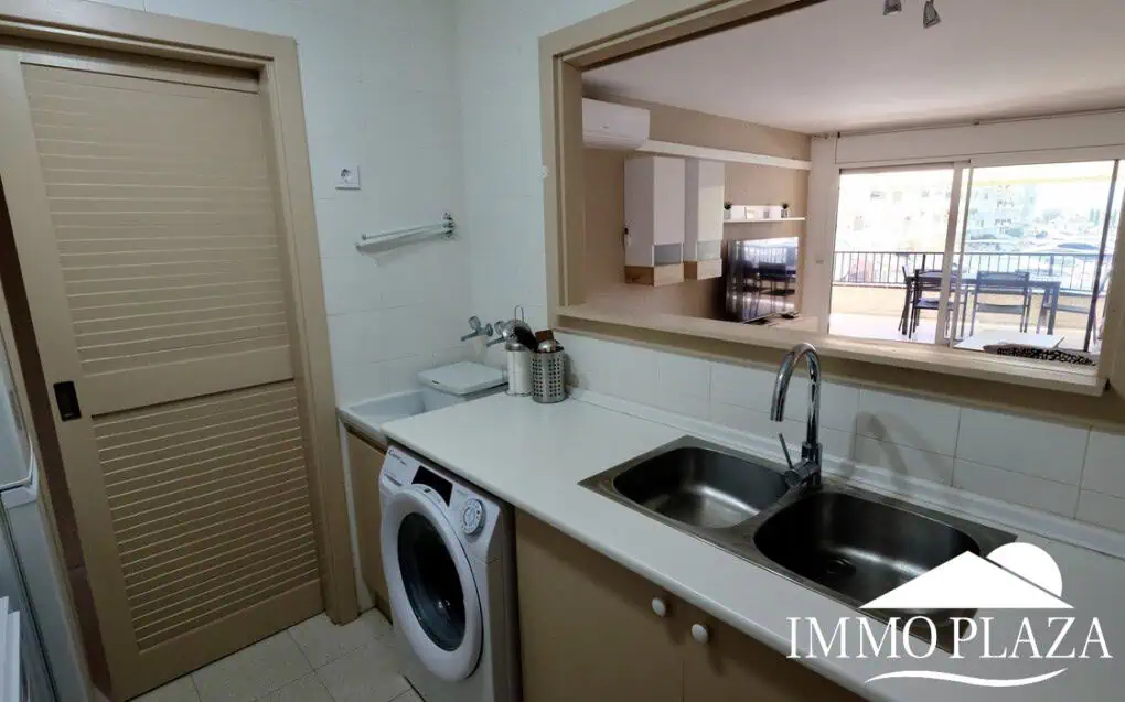 Spacieux appartement vue sur 2 ports et mer; 2 ch, 2 salles d’eau, terrasse: 15m2, parking + débarras privé