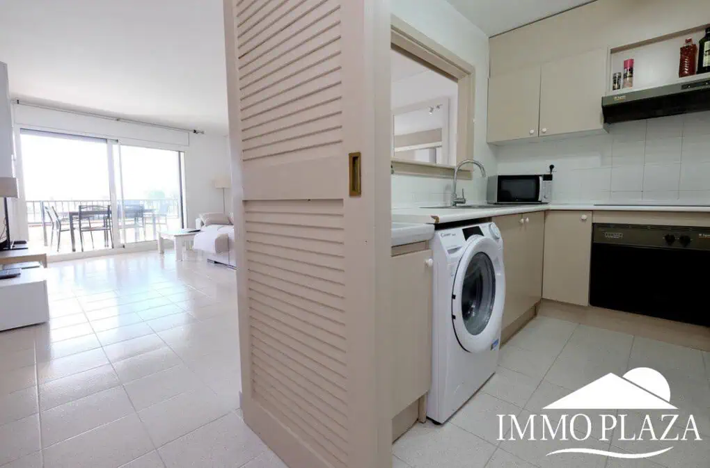 Spacieux appartement vue sur 2 ports et mer; 2 ch, 2 salles d’eau, terrasse: 15m2, parking + débarras privé