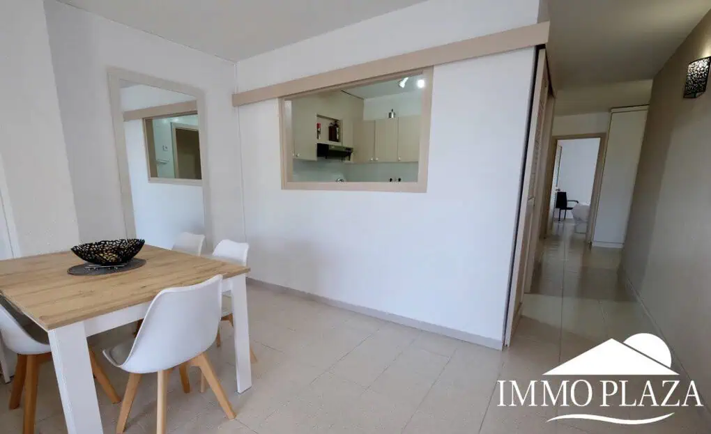 Spacieux appartement vue sur 2 ports et mer; 2 ch, 2 salles d’eau, terrasse: 15m2, parking + débarras privé