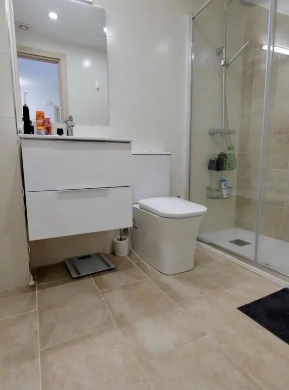 Spacieux appartement vue sur 2 ports et mer; 2 ch, 2 salles d’eau, terrasse: 15m2, parking + débarras privé