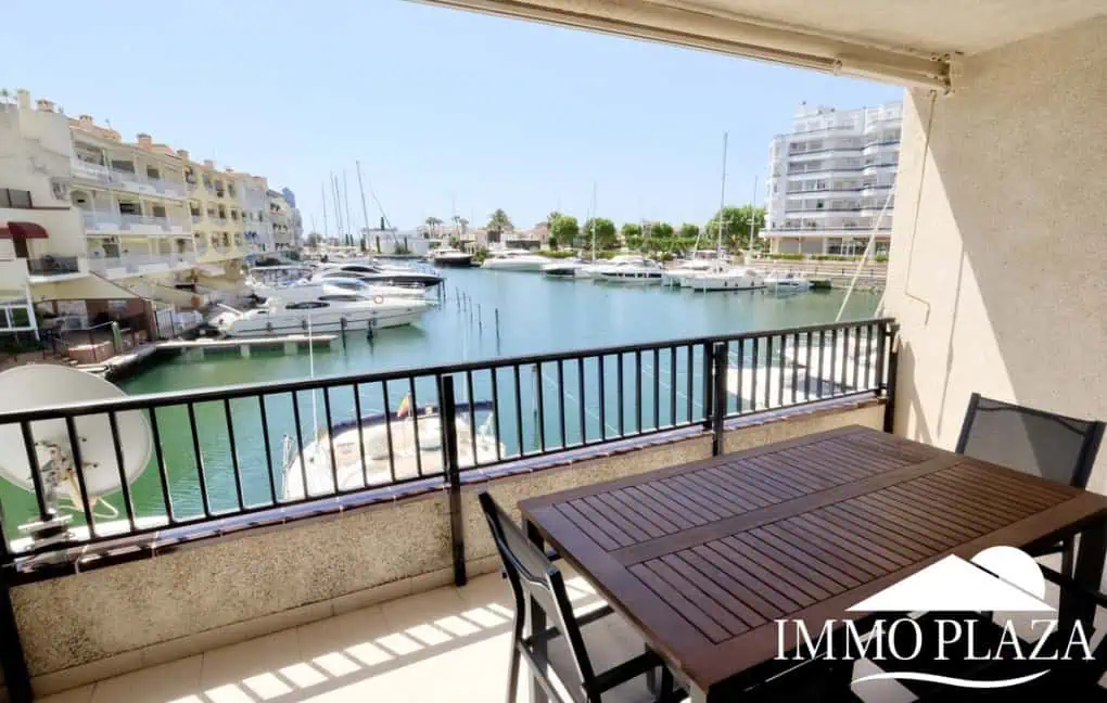 Spacieux appartement vue sur 2 ports et mer; 2 ch, 2 salles d’eau, terrasse: 15m2, parking + débarras privé