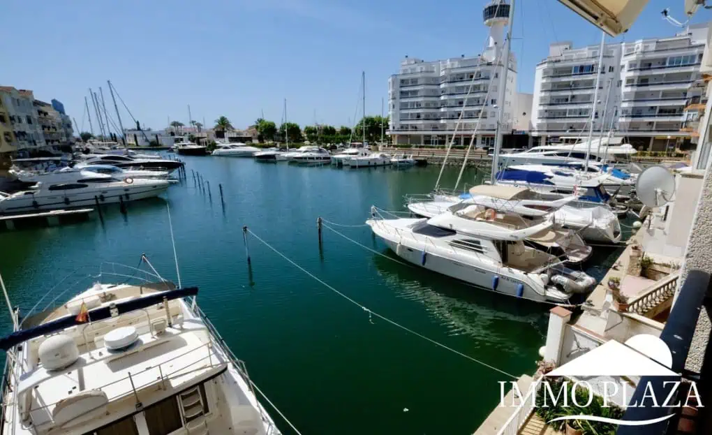 Spacieux appartement vue sur 2 ports et mer; 2 ch, 2 salles d’eau, terrasse: 15m2, parking + débarras privé