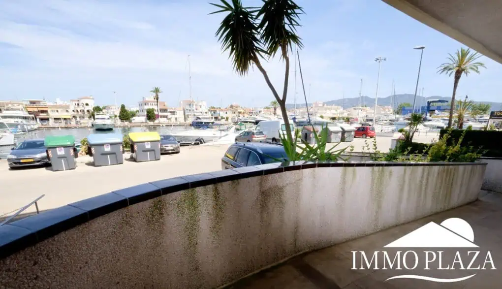 Spacieux appartement vue sur 2 ports et mer; 2 ch, 2 salles d’eau, terrasse: 15m2, parking + débarras privé