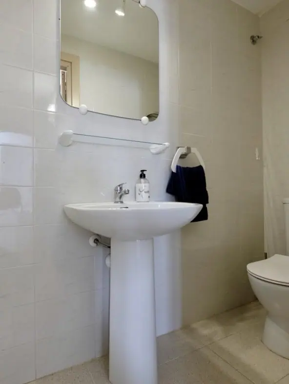 Spacieux appartement vue sur 2 ports et mer; 2 ch, 2 salles d’eau, terrasse: 15m2, parking + débarras privé