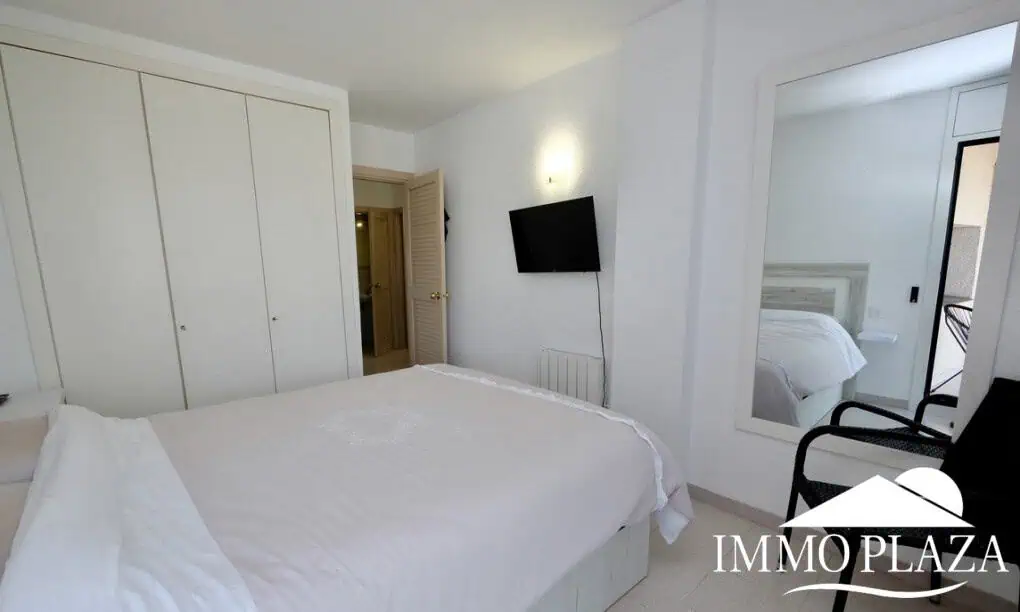 Spacieux appartement vue sur 2 ports et mer; 2 ch, 2 salles d’eau, terrasse: 15m2, parking + débarras privé
