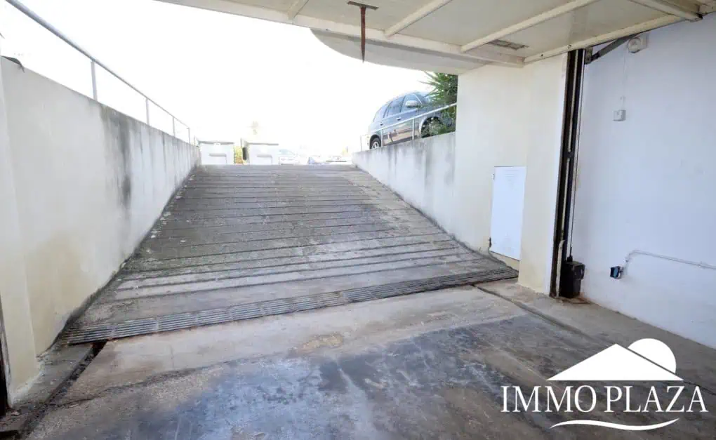 Spacieux appartement vue sur 2 ports et mer; 2 ch, 2 salles d’eau, terrasse: 15m2, parking + débarras privé