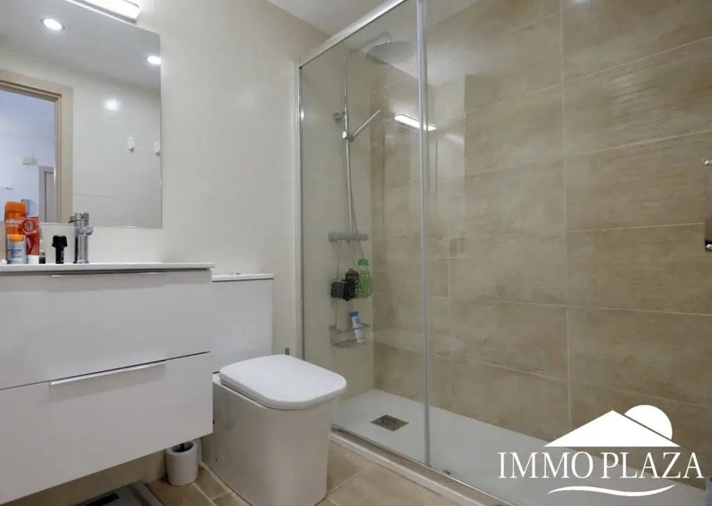 Spacieux appartement vue sur 2 ports et mer; 2 ch, 2 salles d’eau, terrasse: 15m2, parking + débarras privé