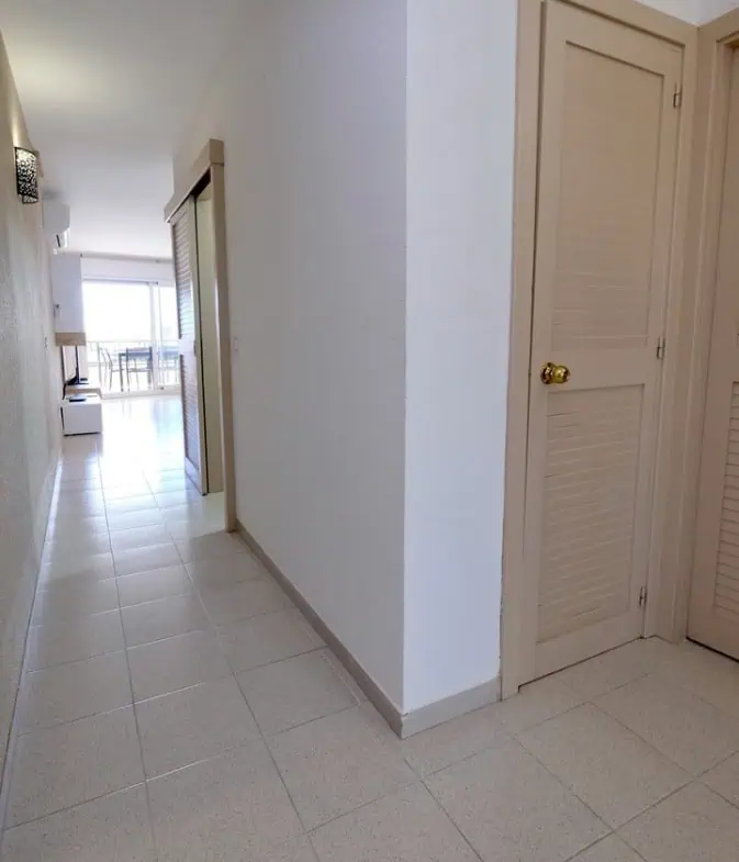 Spacieux appartement vue sur 2 ports et mer; 2 ch, 2 salles d’eau, terrasse: 15m2, parking + débarras privé
