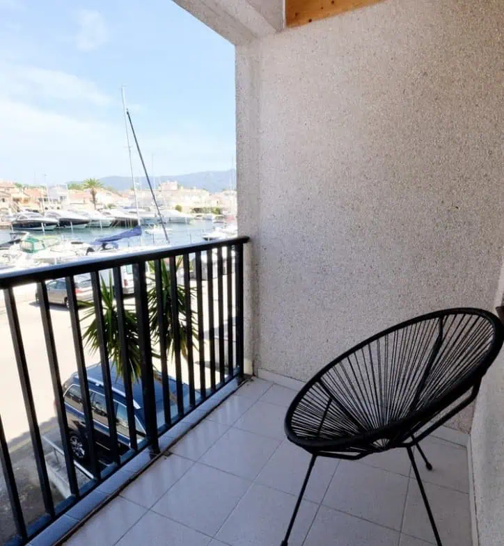 Spacieux appartement vue sur 2 ports et mer; 2 ch, 2 salles d’eau, terrasse: 15m2, parking + débarras privé