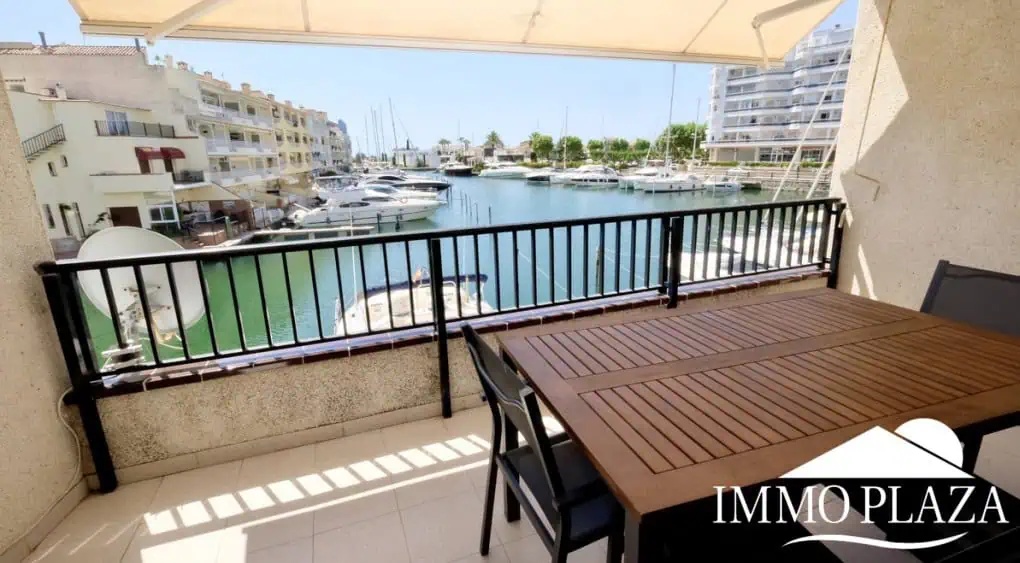 Spacieux appartement vue sur 2 ports et mer; 2 ch, 2 salles d’eau, terrasse: 15m2, parking + débarras privé