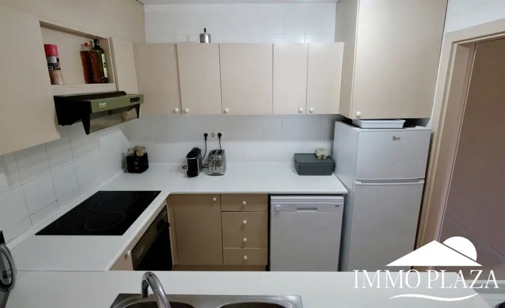 Spacieux appartement vue sur 2 ports et mer; 2 ch, 2 salles d’eau, terrasse: 15m2, parking + débarras privé