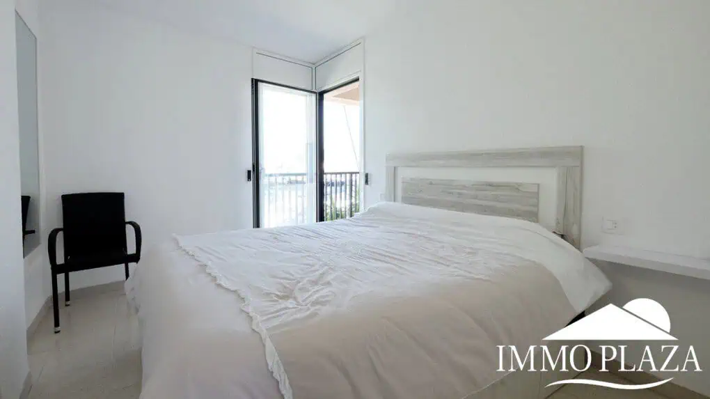 Spacieux appartement vue sur 2 ports et mer; 2 ch, 2 salles d’eau, terrasse: 15m2, parking + débarras privé